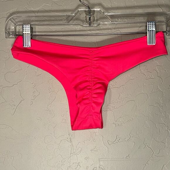 Cora’s kinis Mikonos bottoms and lanai top in hot guava bikini. - Picture 2 of 9